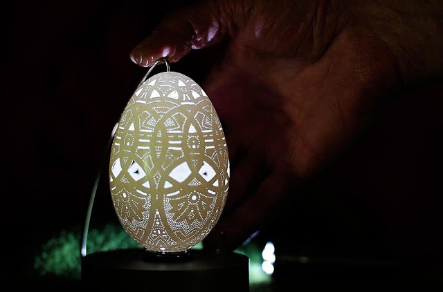 Ukiran Rumit di Kulit Telur Karya Seniman 72 Tahun
