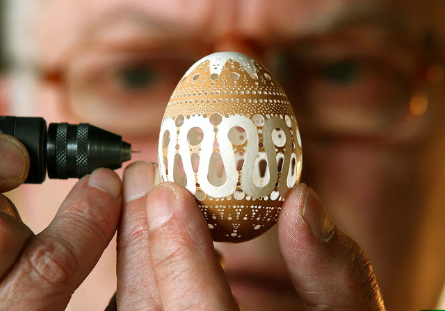 Ukiran Rumit Di Kulit Telur Karya Seniman 72 Tahun