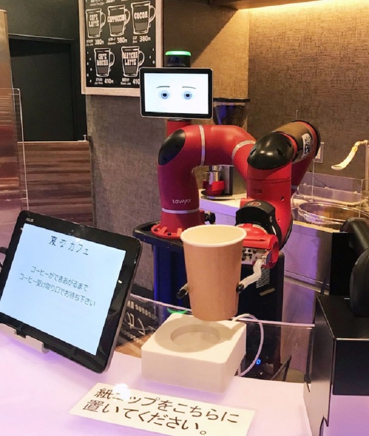 Robot Barista Menyajikan Kopi Ke Pelanggan