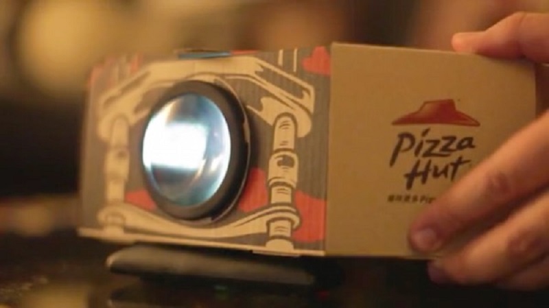 Wow! Kotak Pizza Dapat Berubah Menjadi Proyektor Film