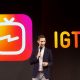 Instagram tampaknya serius untuk menantang YouTube dalam persaingan konten video. Perusahaan yang diakuisis oleh Facebook ini baru saja mengumumkan IGTV, inisiatif terbaru Instagram yang memungkinkan pengguna membuat saluran video mandiri dengan video berdurasi panjang. Seperti diumumkan pada blog resmi instagram pada 20 Juni lalu, IGTV diluncurkan sebagai aplikasi yang berdiri sendiri untuk iOS, Android dan juga akan tersedia di aplikasi Instagram. Instagram mencoba mengurangi dominasi Youtube dalam video. 1. Tampilan video pada IGTV adalah vertikal full screen. Tidak seperti YouTube, IGTV hanya untuk video vertikal full screen. Namun seperti YouTube, layanan ini terbuka untuk siapa saja yang ingin membuat saluran khusus. Pengguna dapat mengikuti saluran dan berinteraksi dengan pembuat video melalui komentar. 2. Untuk saat ini kamu harus melakukan live streaming untuk membuat video panjang. Sama seperti YouTube, Instagram juga memiliki komunitas pengguna yang besar, jadi akan lebih mudah untuk meraup jumlah pengikut dalam jumlah besar. Untuk saat ini, satu-satunya cara bagi para pengguna untuk memposting video panjang adalah dengan live streaming. 3. Saat ini IGTV tidak memiliki iklan IGTV tidak akan memiliki iklan untuk saat ini, tetapi besar kemungkinan akan ada di masa depan. Dia juga mencatat bahwa para pembuat konten dapat menautkan saluran-saluran IGTV, yang dapat membantu mereka mulai memonetisasi saluran mereka segera melalui kemitraan merek. Di dunia dengan terus meningkatnya pengguna smartphone, mungkin langkah cerdas yang diambil oleh Instagram untuk membuat aplikasi video untuk perangkat ponsel pintar dan bersaing dengan YouTube. Kita akan lihat seperti apa persaingan kedua perusahaan ini dalam segmen video.