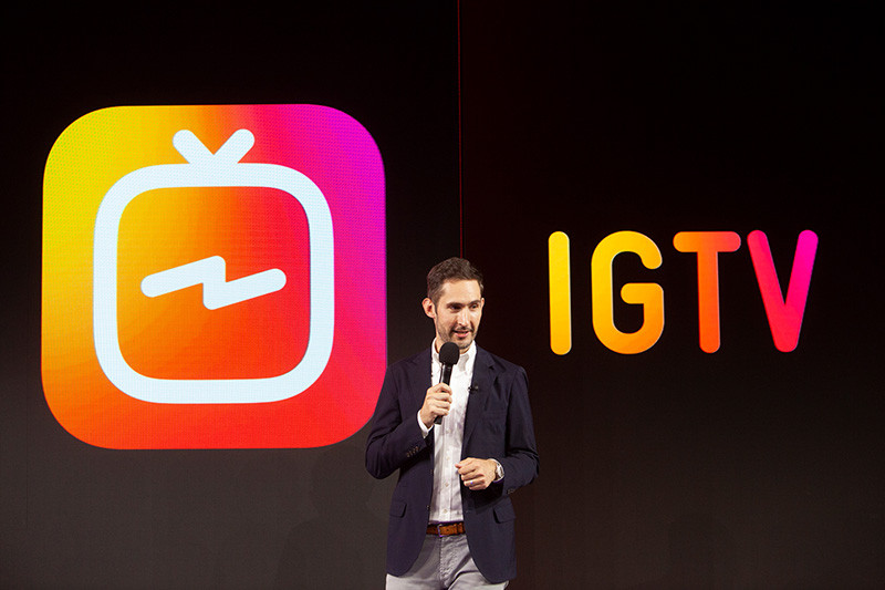 Instagram tampaknya serius untuk menantang YouTube dalam persaingan konten video. Perusahaan yang diakuisis oleh Facebook ini baru saja mengumumkan IGTV, inisiatif terbaru Instagram yang memungkinkan pengguna membuat saluran video mandiri dengan video berdurasi panjang. Seperti diumumkan pada blog resmi instagram pada 20 Juni lalu, IGTV diluncurkan sebagai aplikasi yang berdiri sendiri untuk iOS, Android dan juga akan tersedia di aplikasi Instagram. Instagram mencoba mengurangi dominasi Youtube dalam video. 1. Tampilan video pada IGTV adalah vertikal full screen. Tidak seperti YouTube, IGTV hanya untuk video vertikal full screen. Namun seperti YouTube, layanan ini terbuka untuk siapa saja yang ingin membuat saluran khusus. Pengguna dapat mengikuti saluran dan berinteraksi dengan pembuat video melalui komentar. 2. Untuk saat ini kamu harus melakukan live streaming untuk membuat video panjang. Sama seperti YouTube, Instagram juga memiliki komunitas pengguna yang besar, jadi akan lebih mudah untuk meraup jumlah pengikut dalam jumlah besar. Untuk saat ini, satu-satunya cara bagi para pengguna untuk memposting video panjang adalah dengan live streaming. 3. Saat ini IGTV tidak memiliki iklan IGTV tidak akan memiliki iklan untuk saat ini, tetapi besar kemungkinan akan ada di masa depan. Dia juga mencatat bahwa para pembuat konten dapat menautkan saluran-saluran IGTV, yang dapat membantu mereka mulai memonetisasi saluran mereka segera melalui kemitraan merek. Di dunia dengan terus meningkatnya pengguna smartphone, mungkin langkah cerdas yang diambil oleh Instagram untuk membuat aplikasi video untuk perangkat ponsel pintar dan bersaing dengan YouTube. Kita akan lihat seperti apa persaingan kedua perusahaan ini dalam segmen video.